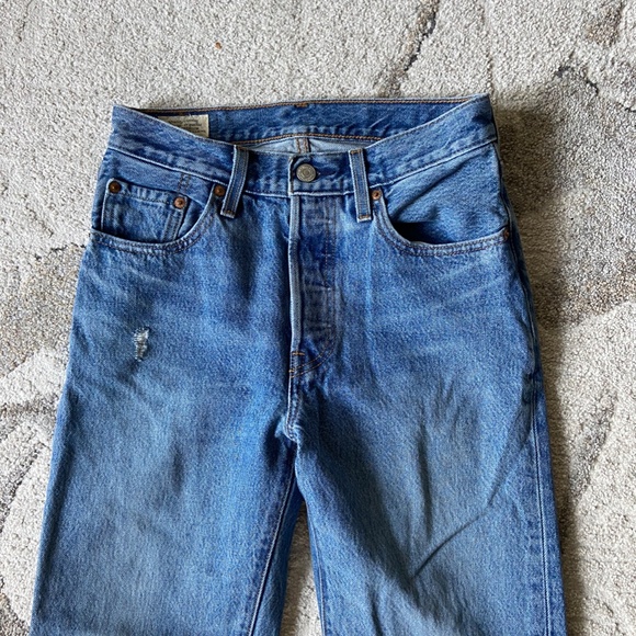 Levi's // Slightly Distressed 501 Jeans // Size 25 - Picture 3 of 12